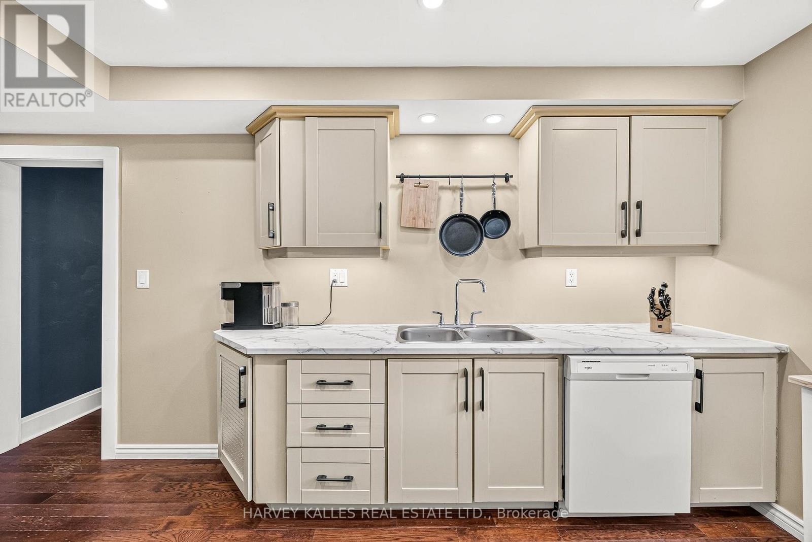 487 Dunsmure Road Property Photo 16