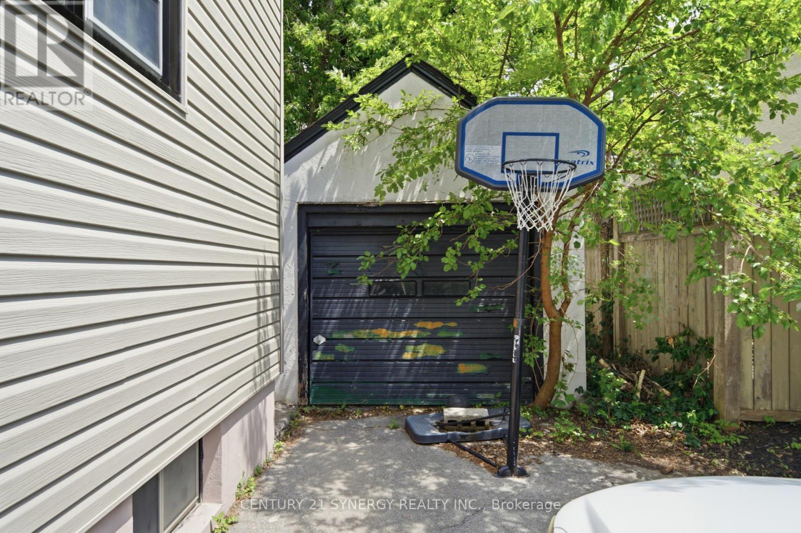 207-209 Foster Avenue Property Photo 5