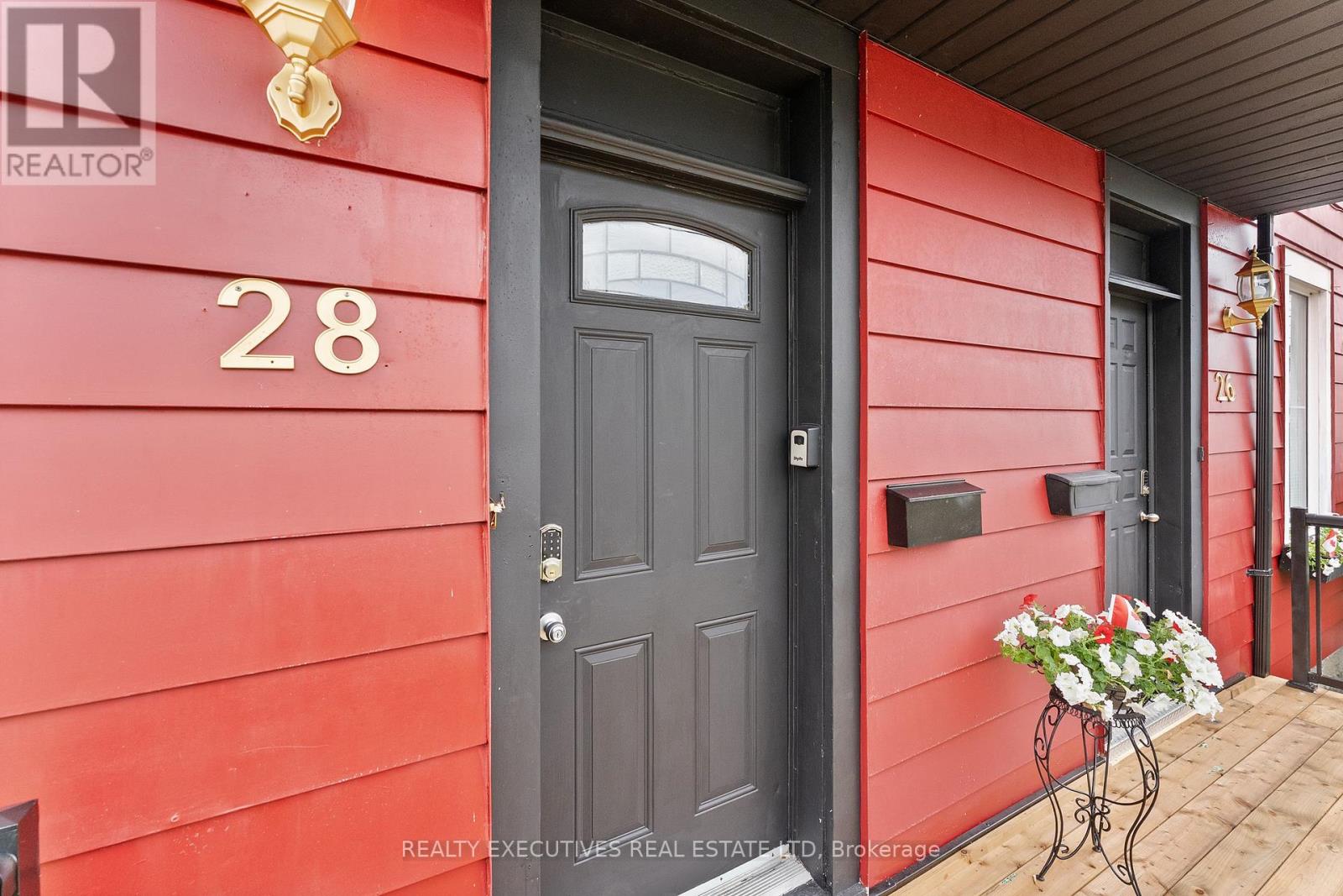 28 5th Street E Property Photo 3