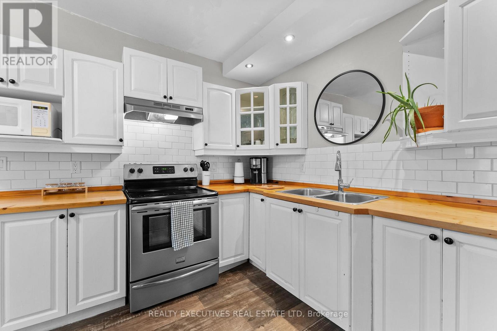 28 5th Street E Property Photo 11