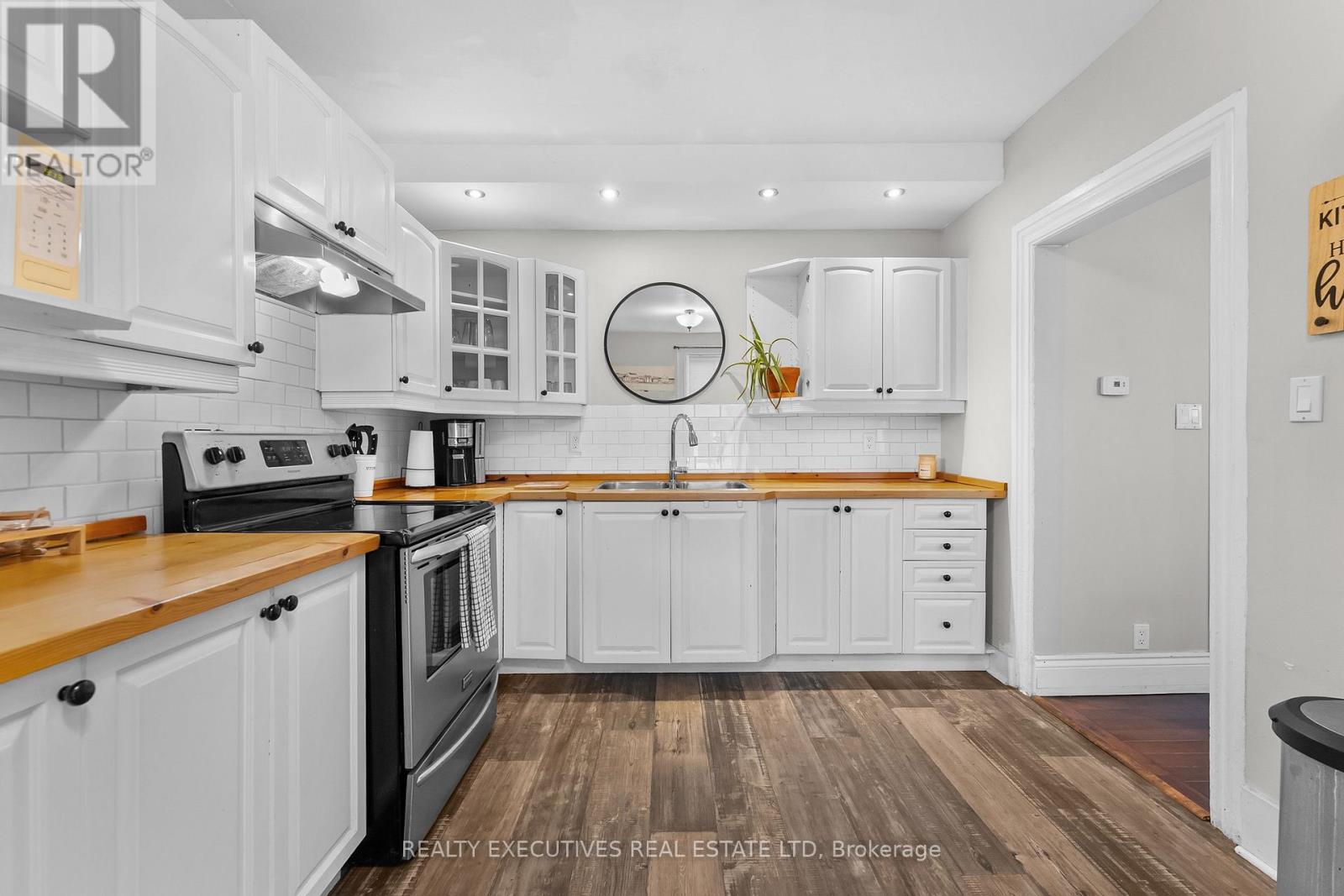 28 5th Street E Property Photo 12