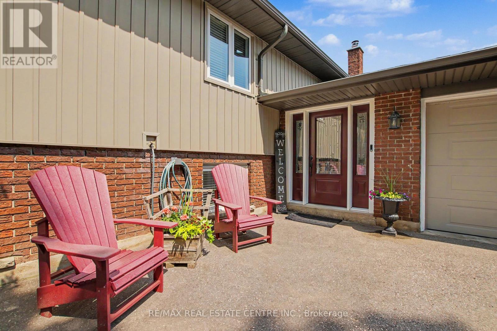 1045 Queens Bush Road Property Photo 1