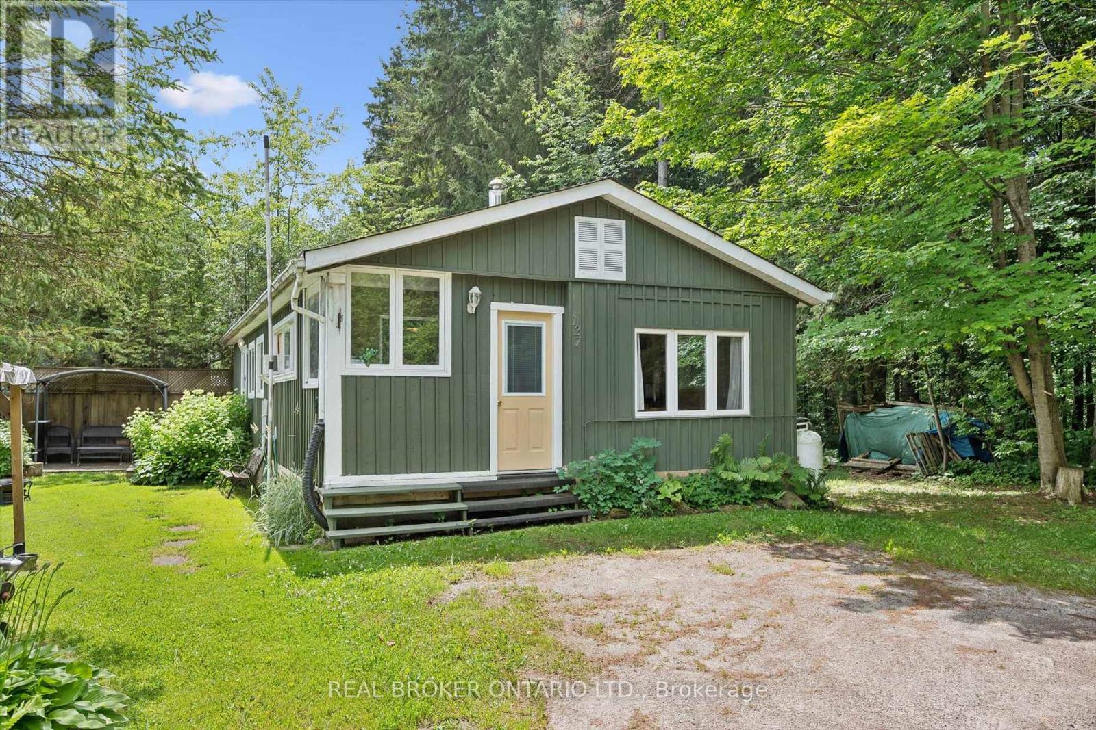 127 Cedar Crescent Property Photo 2