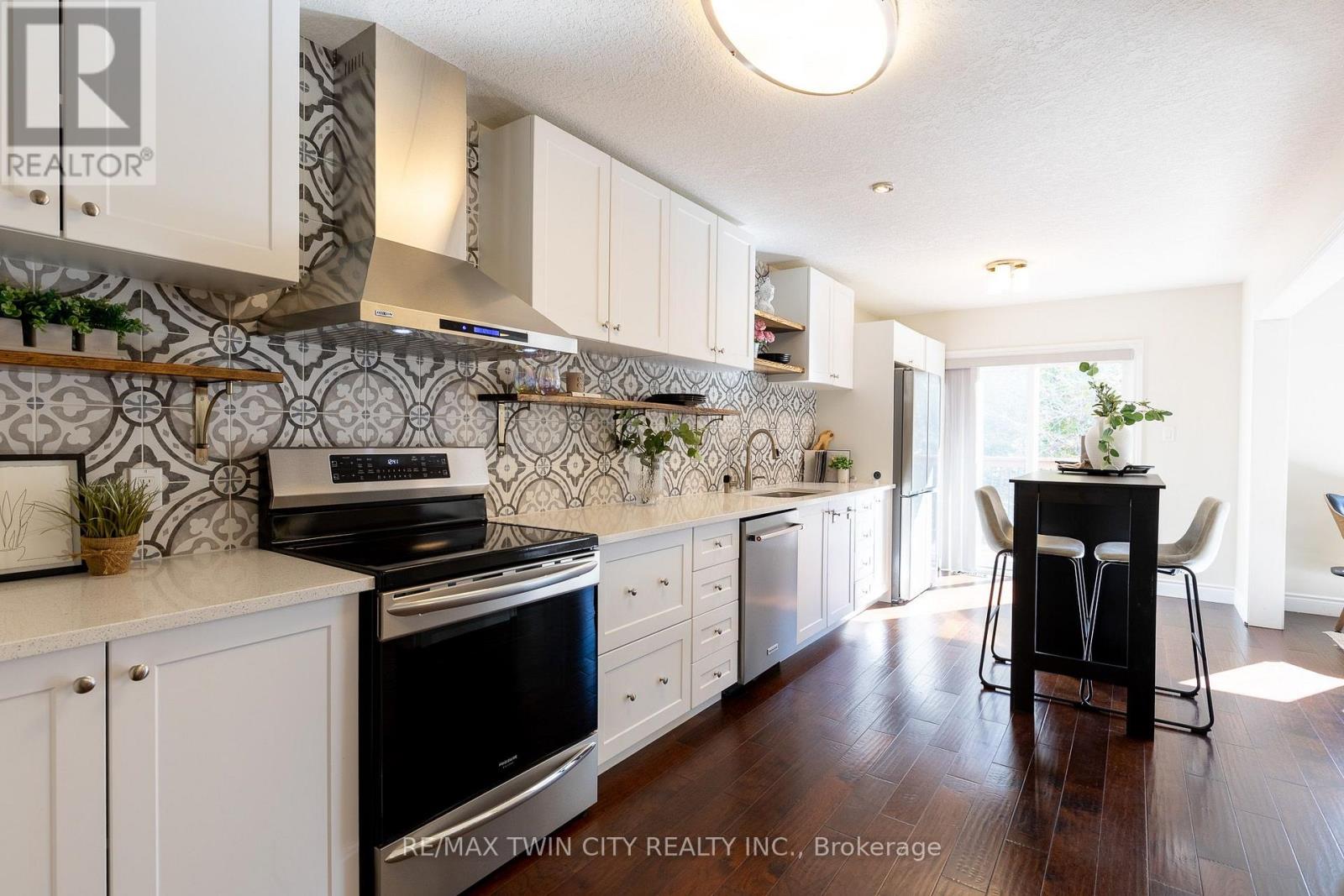 569 Violet Street Property Photo 3