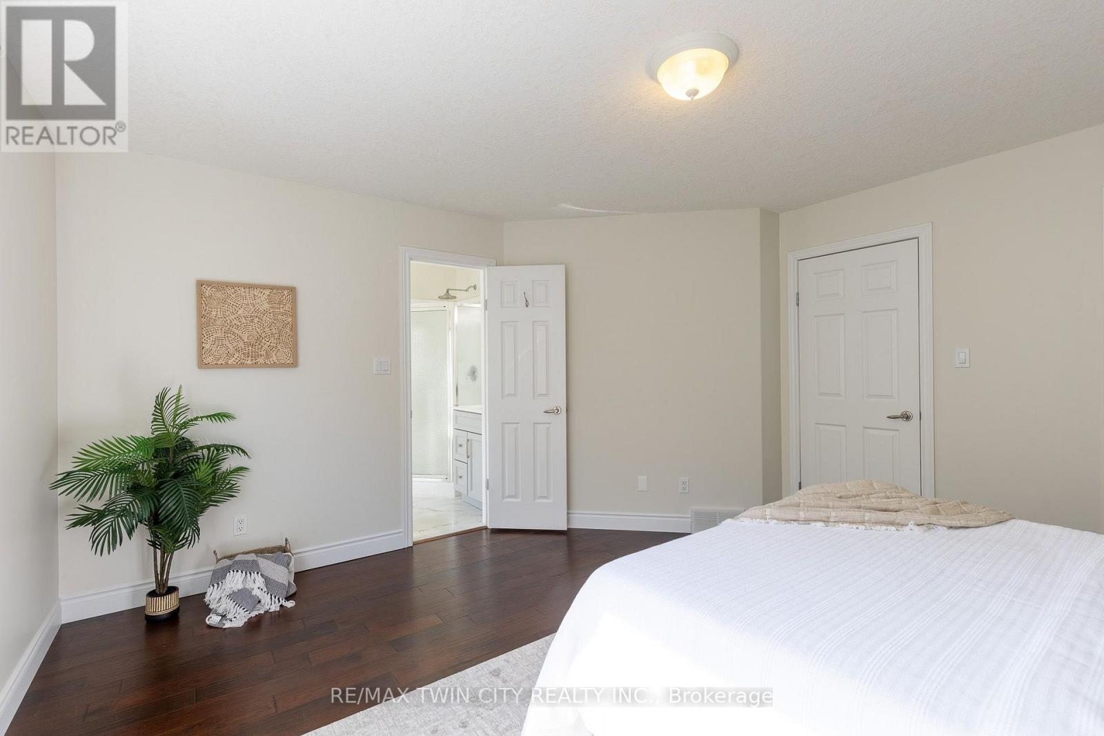 569 Violet Street Property Photo 24
