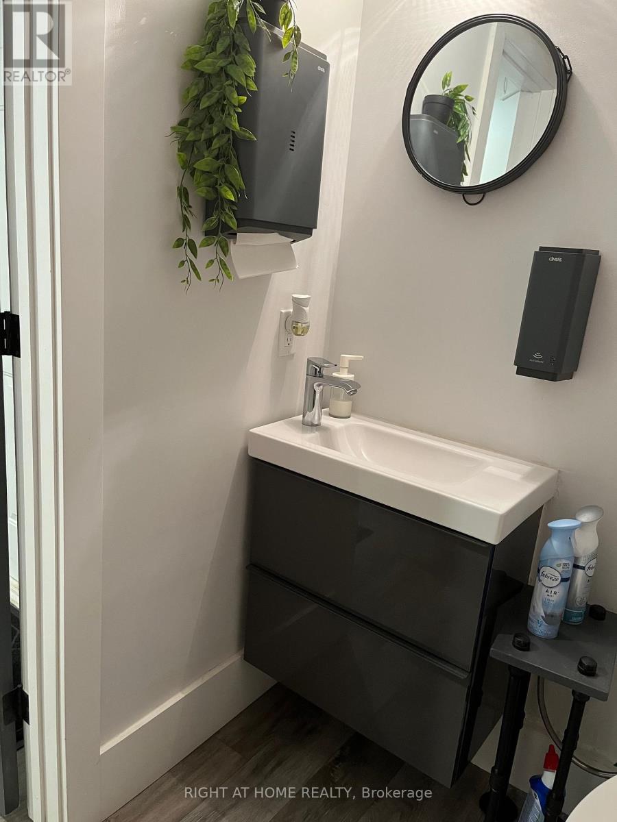 16 - 440 Wellington Street Property Photo 5