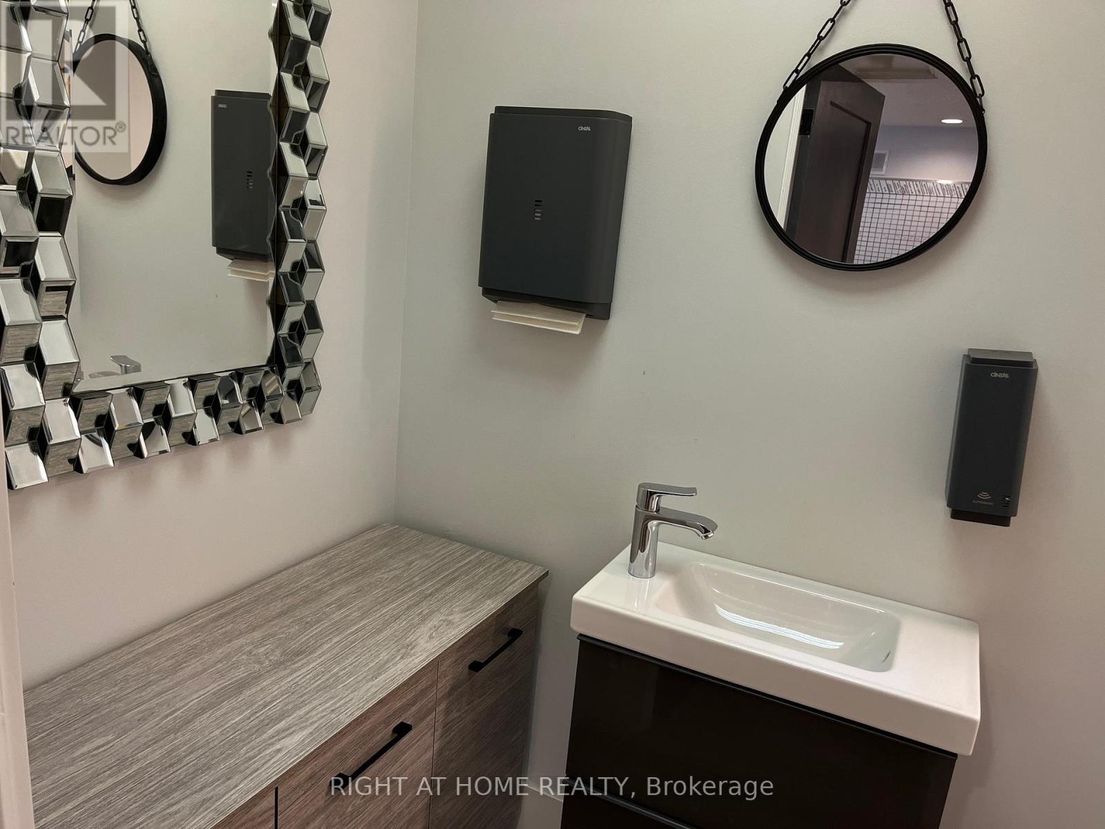 16 - 440 Wellington Street Property Photo 21