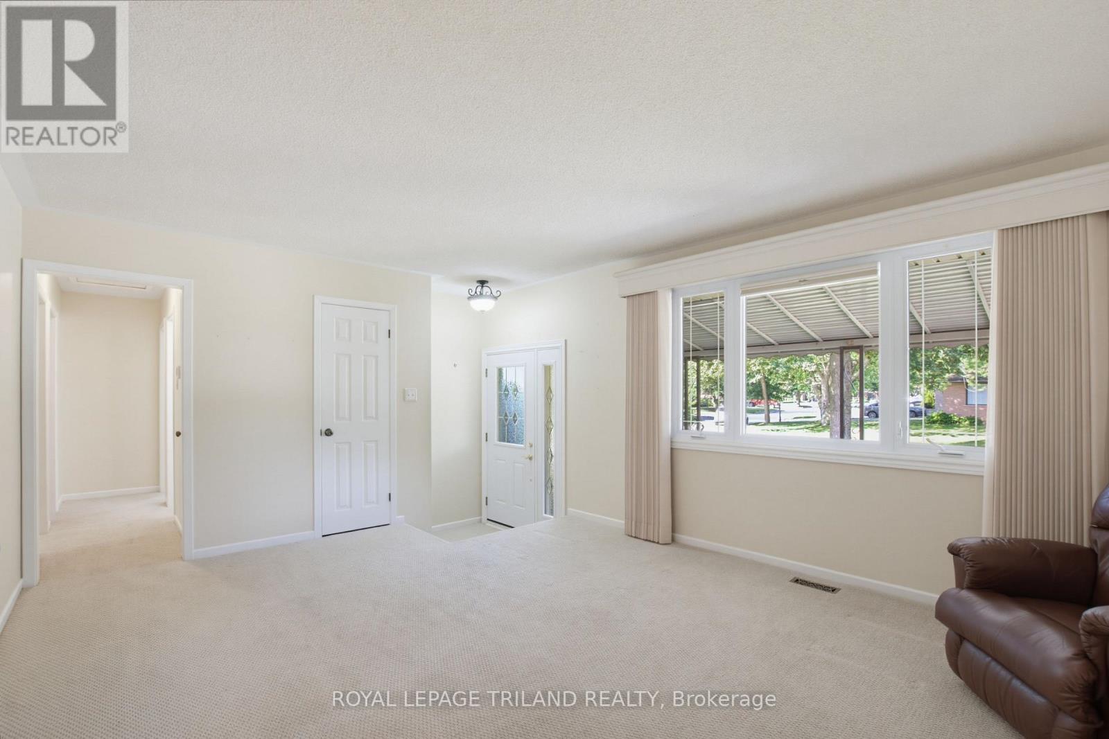 115 Champlain Crescent Property Photo 3