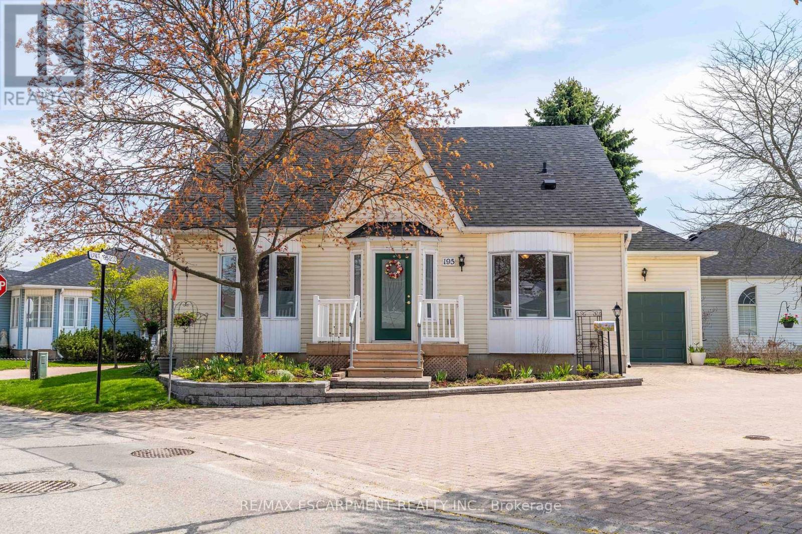 195 SILVERBIRCH BOULEVARD Property Photo 1