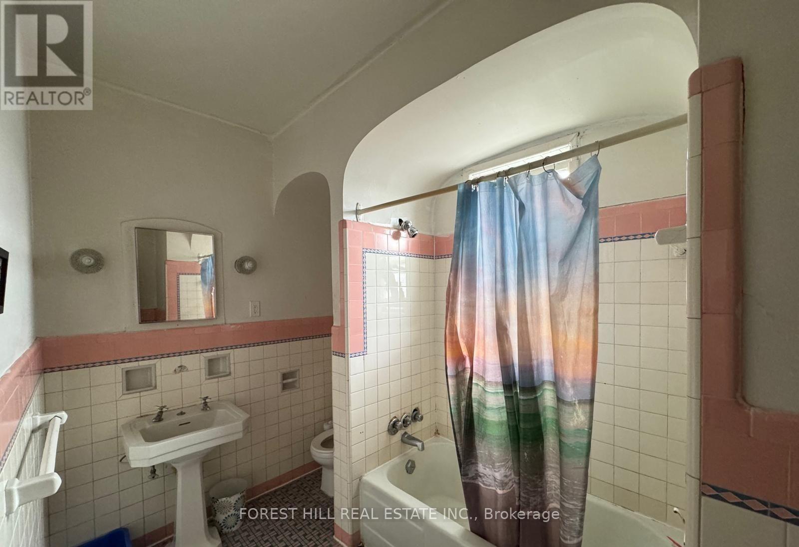 Room 2 Second Floor - 745 Barton Street E Property Photo 3