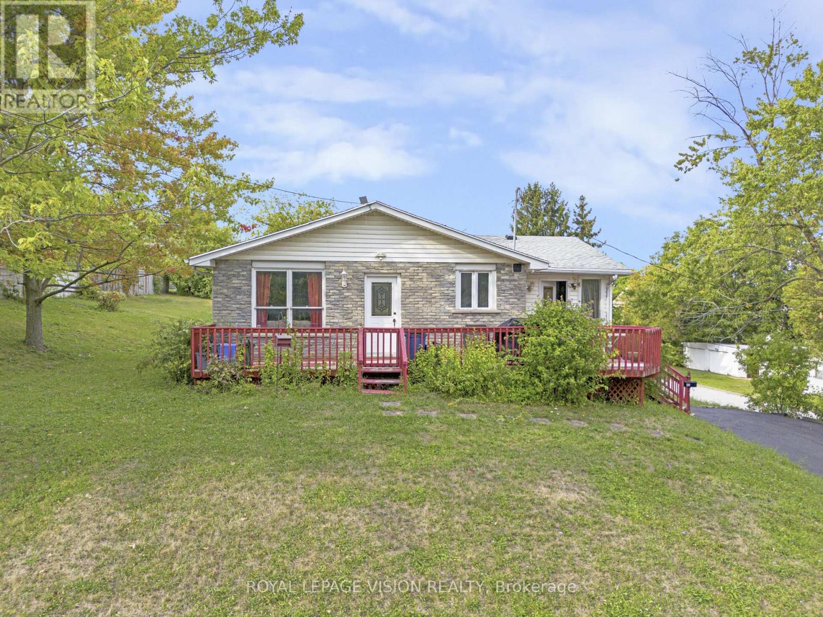 UNIT B - 43 LAVINIA STREET N