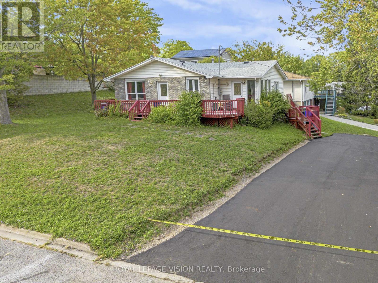 Unit B - 43 Lavinia Street N Property Photo 2
