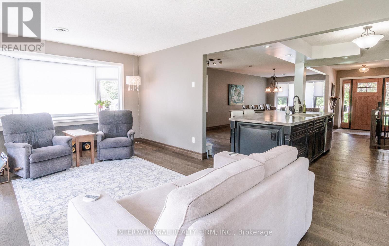 324 Bethune Drive N Property Photo 11