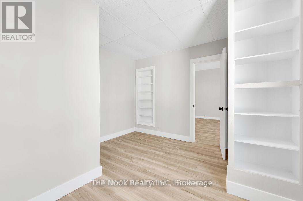243 Bridge Street E Property Photo 11