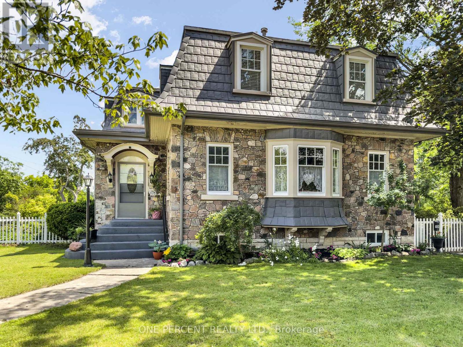 104 DUNDAS STREET W