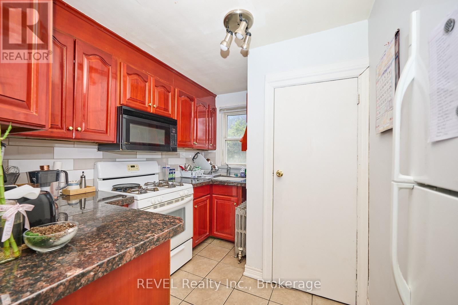 50 Welland Avenue Property Photo 7