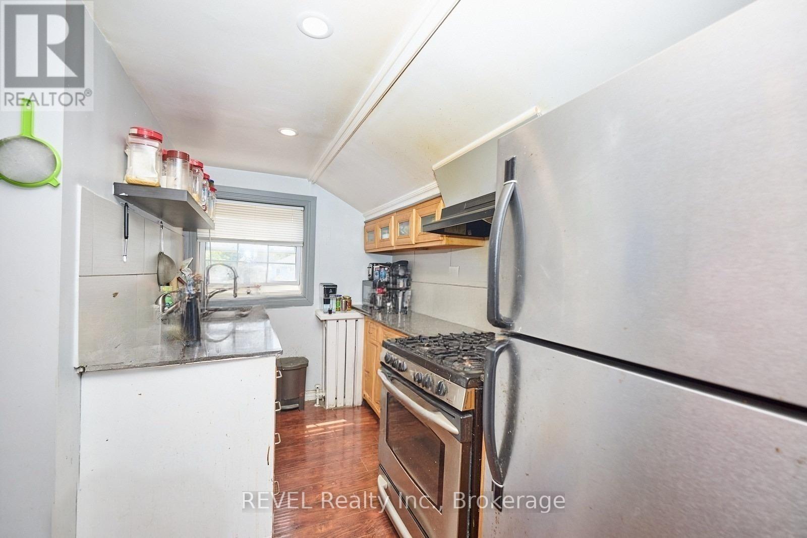 50 Welland Avenue Property Photo 12