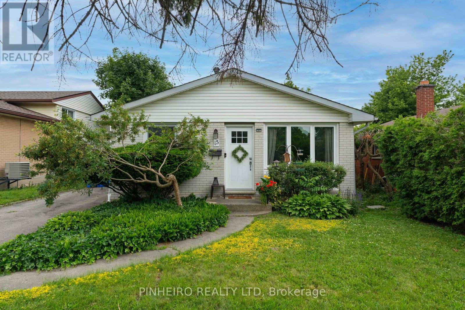 15 Villeneuve Crescent Property Photo 2