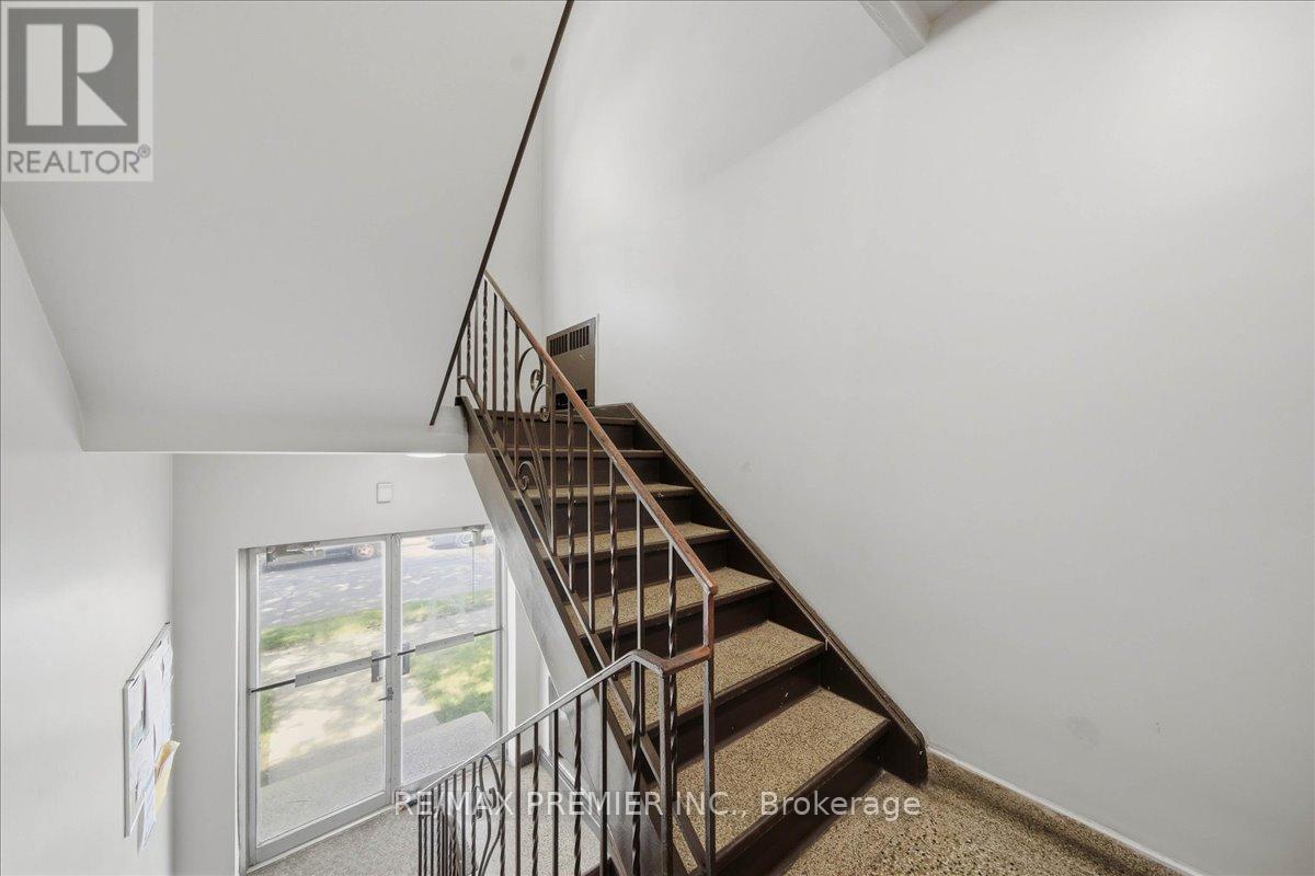 280 Weir Street N Property Photo 4