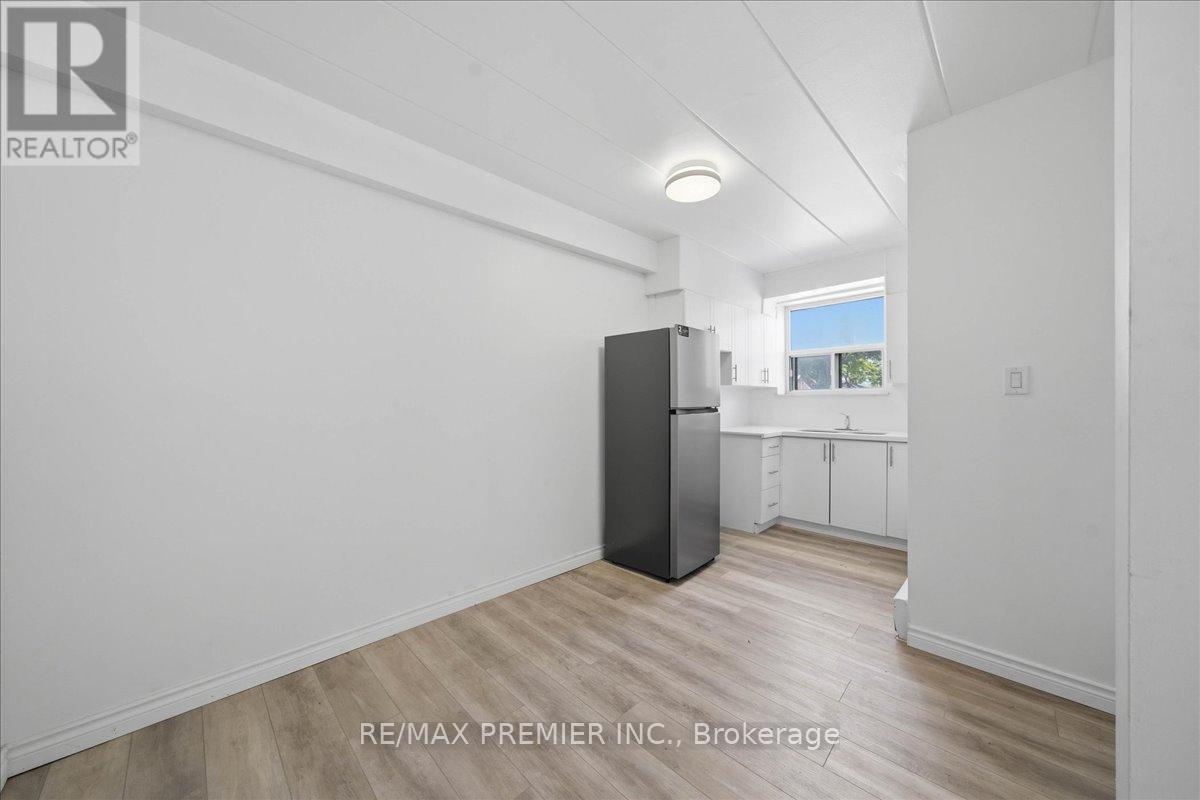 280 Weir Street N Property Photo 9