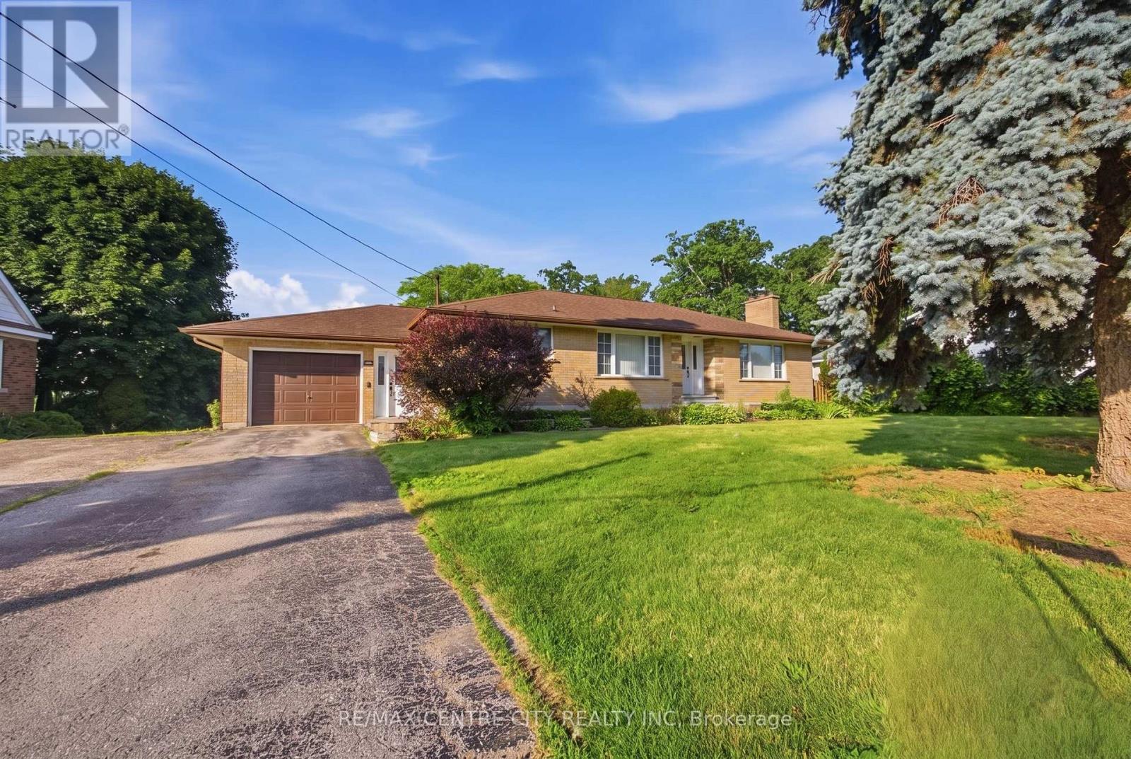303 Simcoe Street Property Photo 1