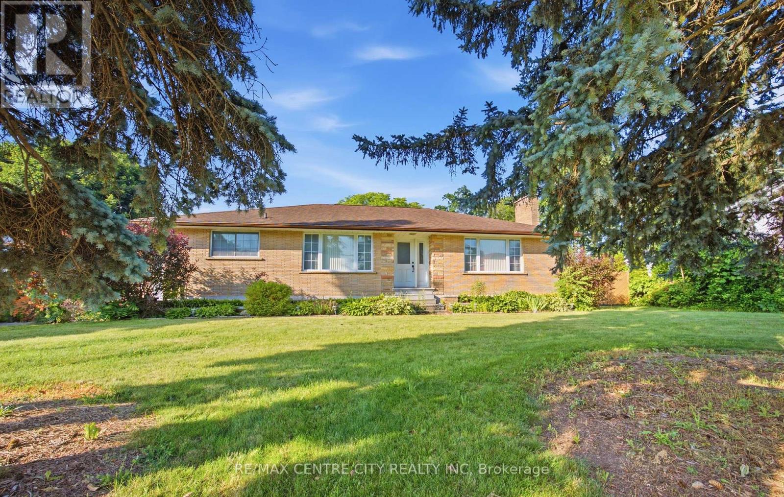 303 Simcoe Street Property Photo 2