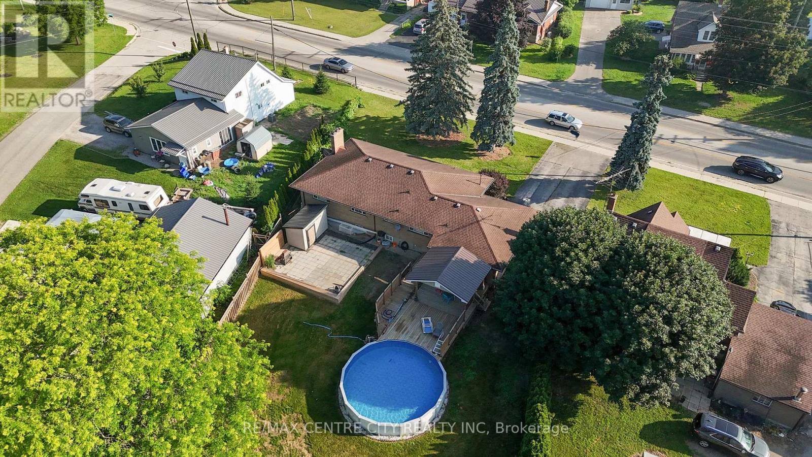 303 Simcoe Street Property Photo 3