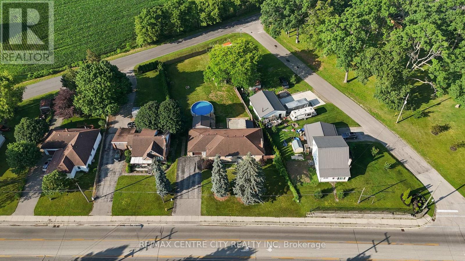 303 Simcoe Street Property Photo 4