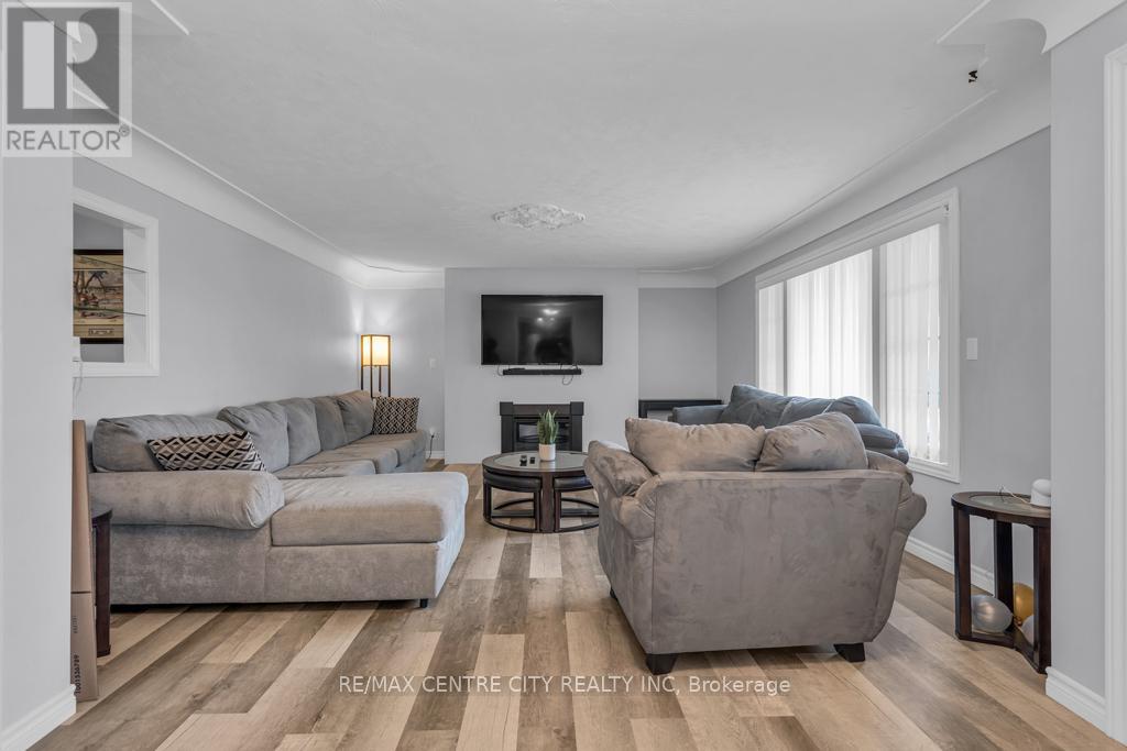 303 Simcoe Street Property Photo 5