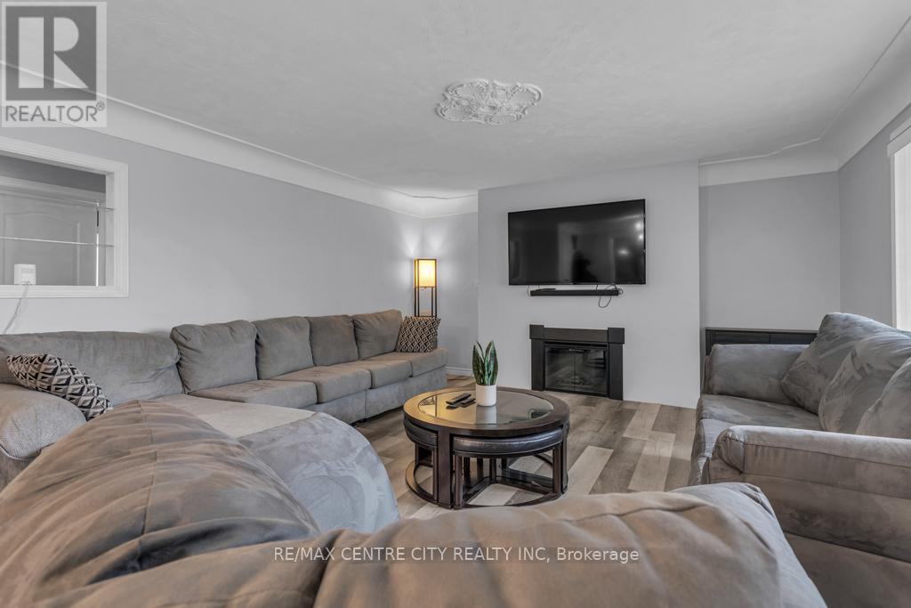 303 Simcoe Street Property Photo 6