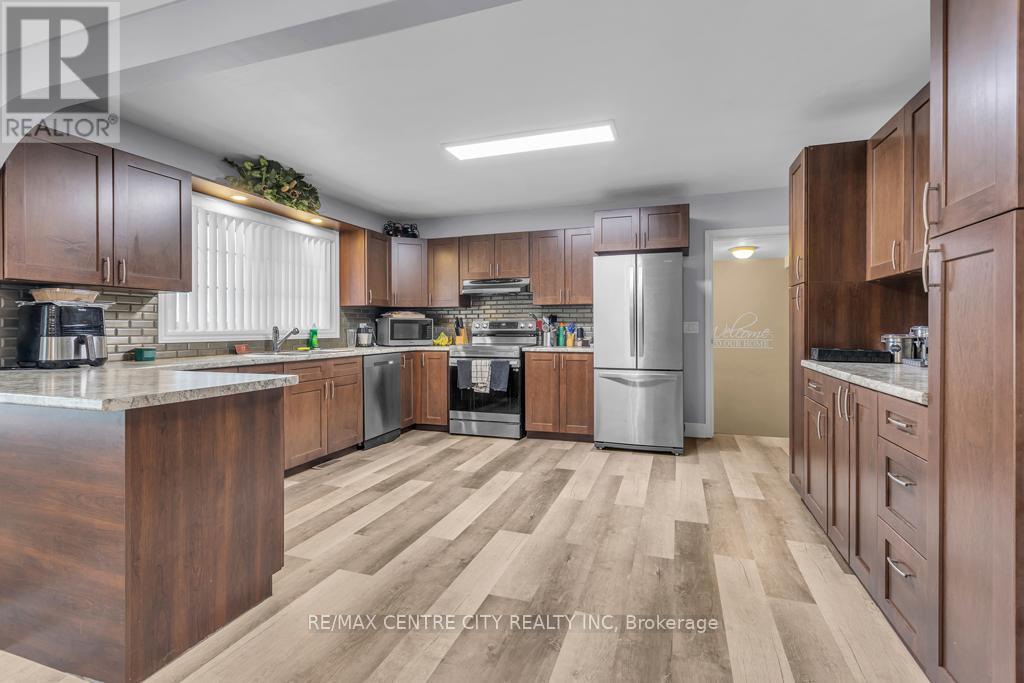 303 Simcoe Street Property Photo 7