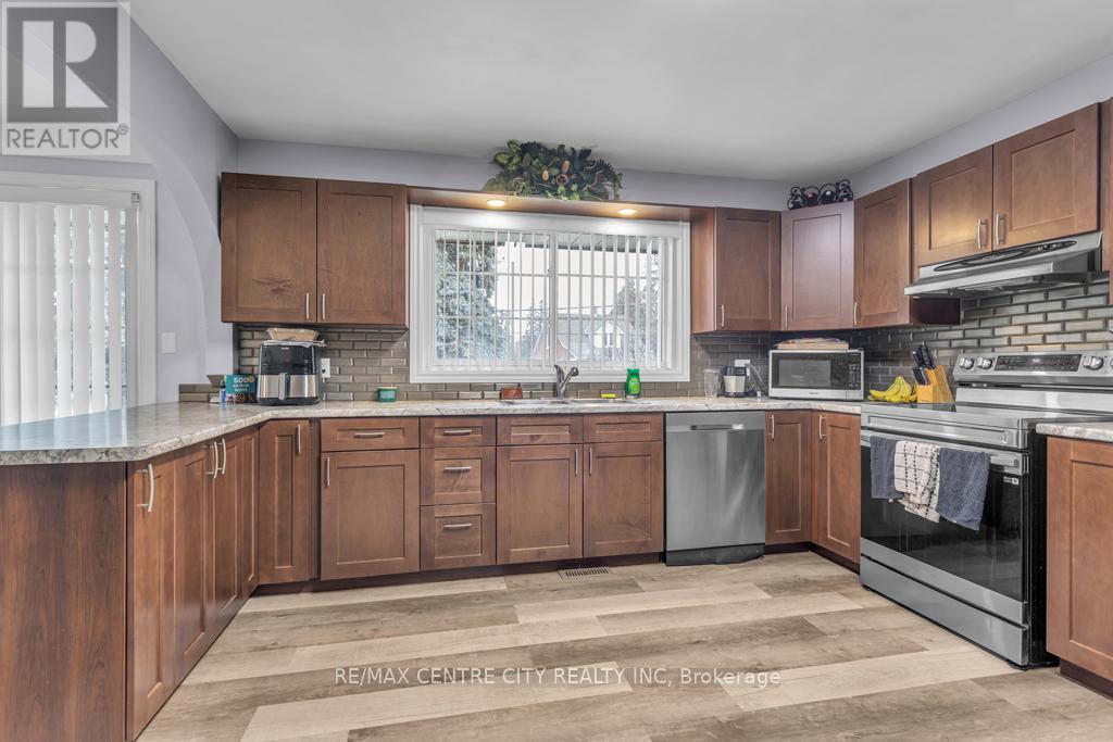303 Simcoe Street Property Photo 8