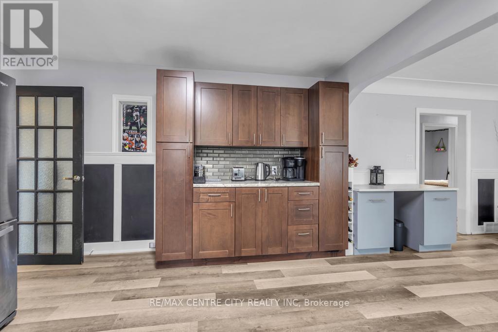 303 Simcoe Street Property Photo 10