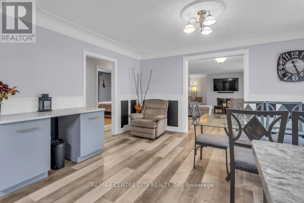 303 Simcoe Street Property Photo 11