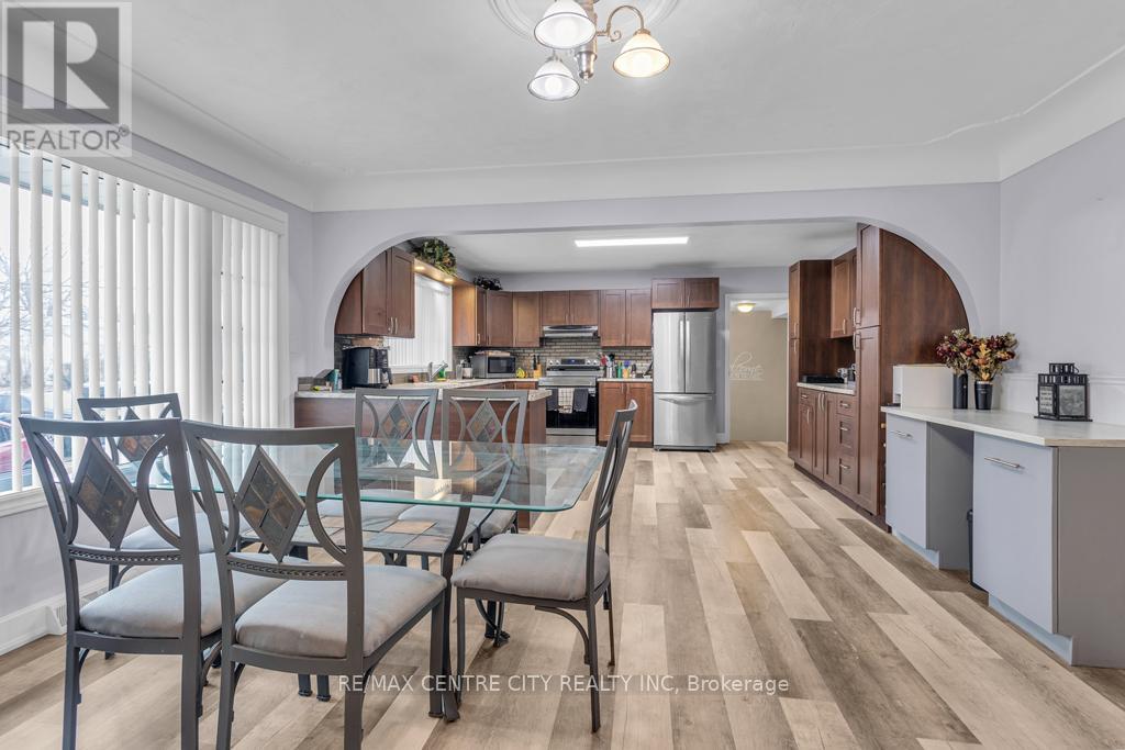 303 Simcoe Street Property Photo 12