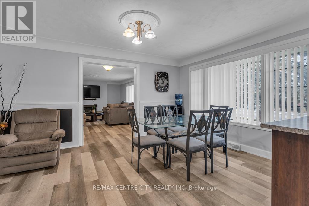 303 Simcoe Street Property Photo 13