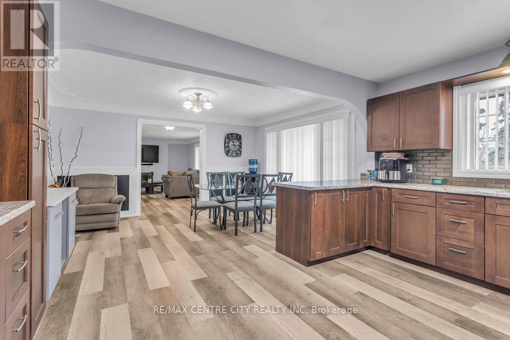 303 Simcoe Street Property Photo 14