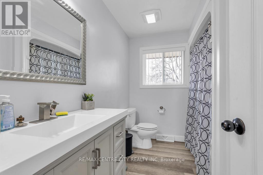 303 Simcoe Street Property Photo 15