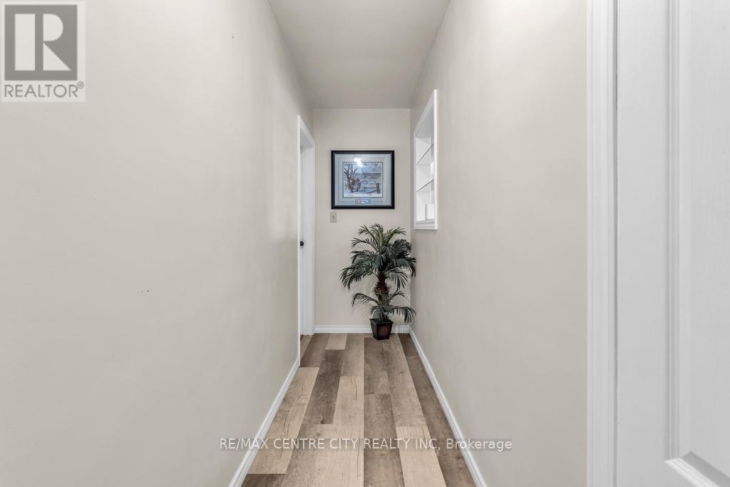 303 Simcoe Street Property Photo 16