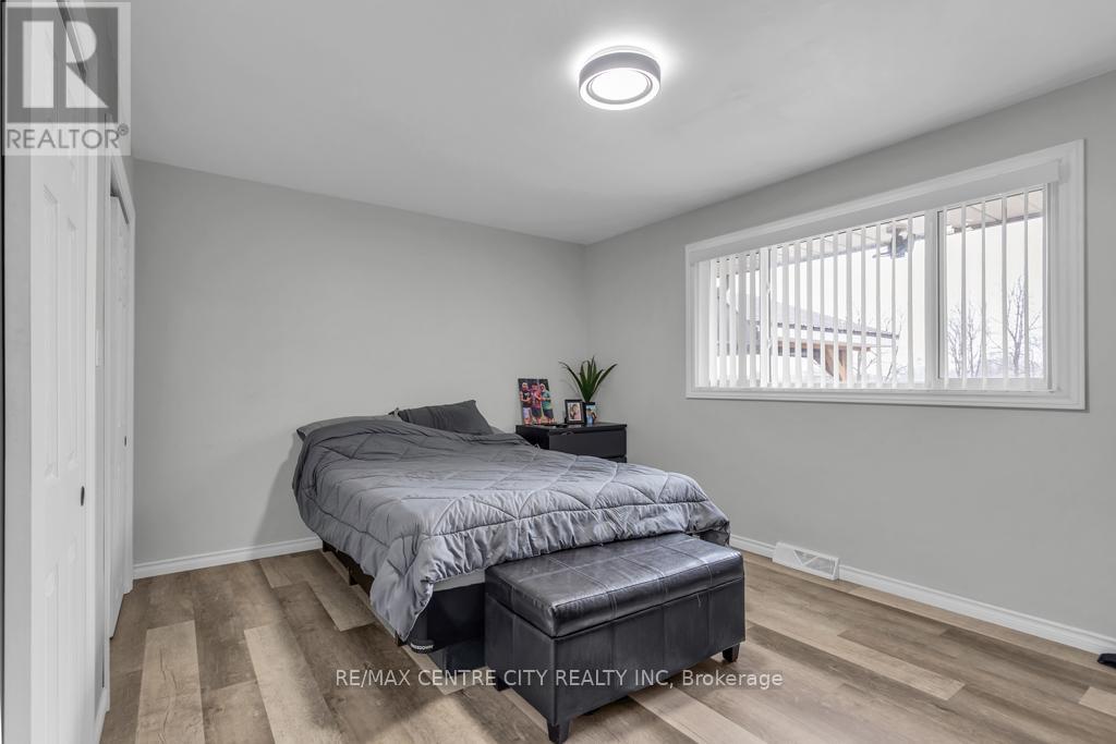 303 Simcoe Street Property Photo 17