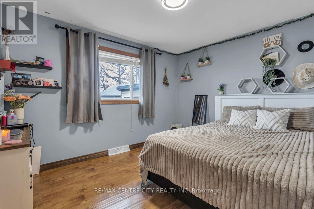 303 Simcoe Street Property Photo 18