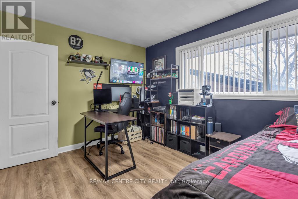 303 Simcoe Street Property Photo 21