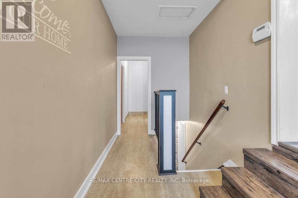 303 Simcoe Street Property Photo 22