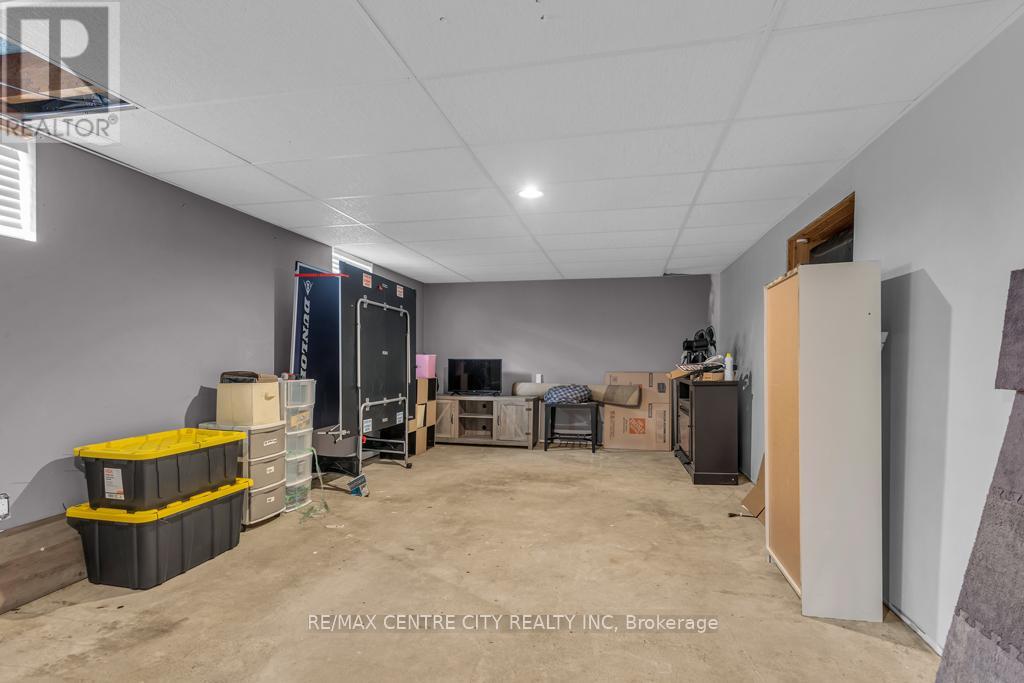 303 Simcoe Street Property Photo 23