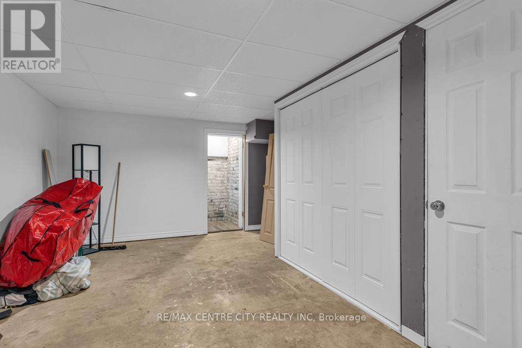 303 Simcoe Street Property Photo 24