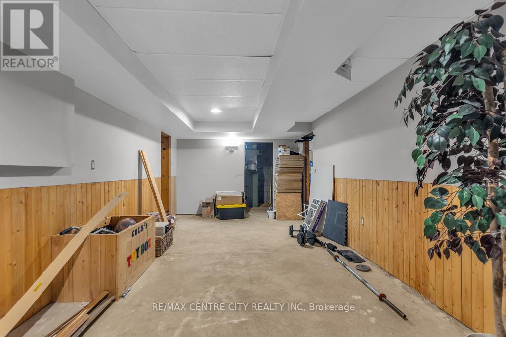 303 Simcoe Street Property Photo 25