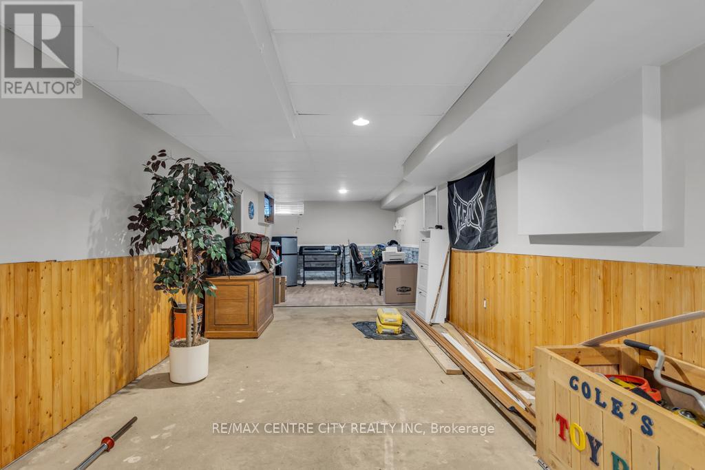 303 Simcoe Street Property Photo 26