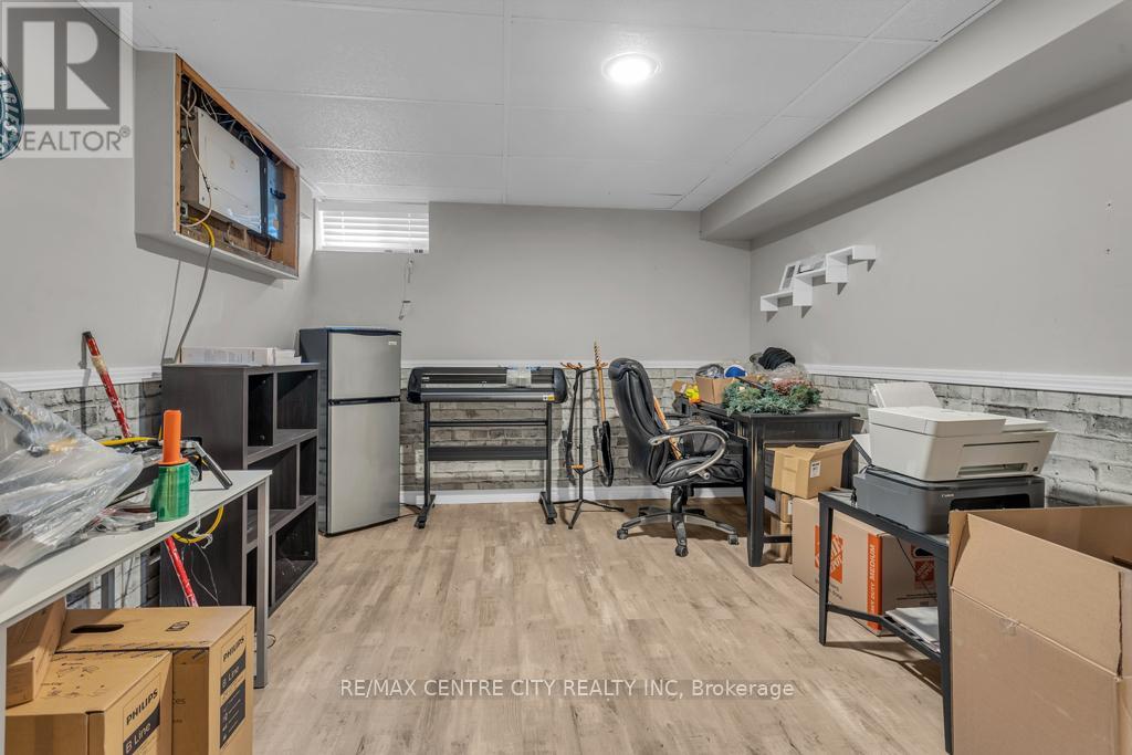 303 Simcoe Street Property Photo 27