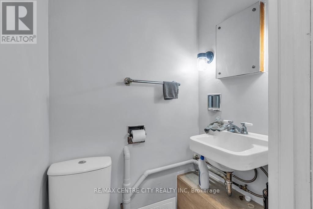 303 Simcoe Street Property Photo 28