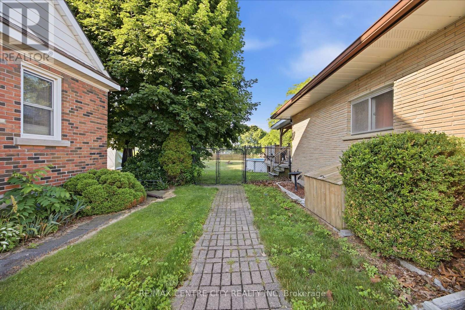 303 Simcoe Street Property Photo 29